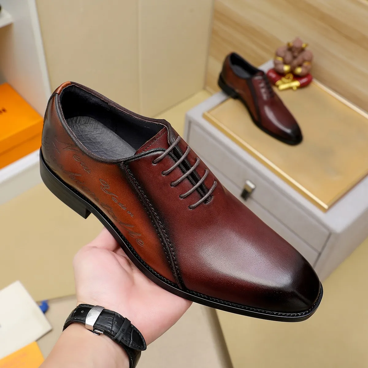 Men's shoes 💰620 💰 Louis Vuitton LV ® Autumn and Winter 🆕 models 🔛Full shoe counter First layer cowhide, 🐂leather lined casual shoes for men, super soft outsole, essential for driving. Counter synchronized original first layer cowhide completely 1:1 mold customization 🌹Top version, 2 colors available! Number: 38-45 (37.46. Customized)